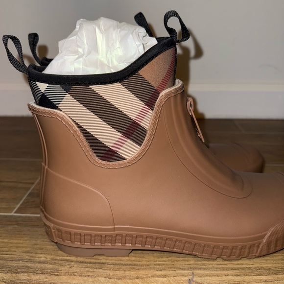 Burberry Rubber Marsh Stamp Low Boots​ - Picture 5 of 8